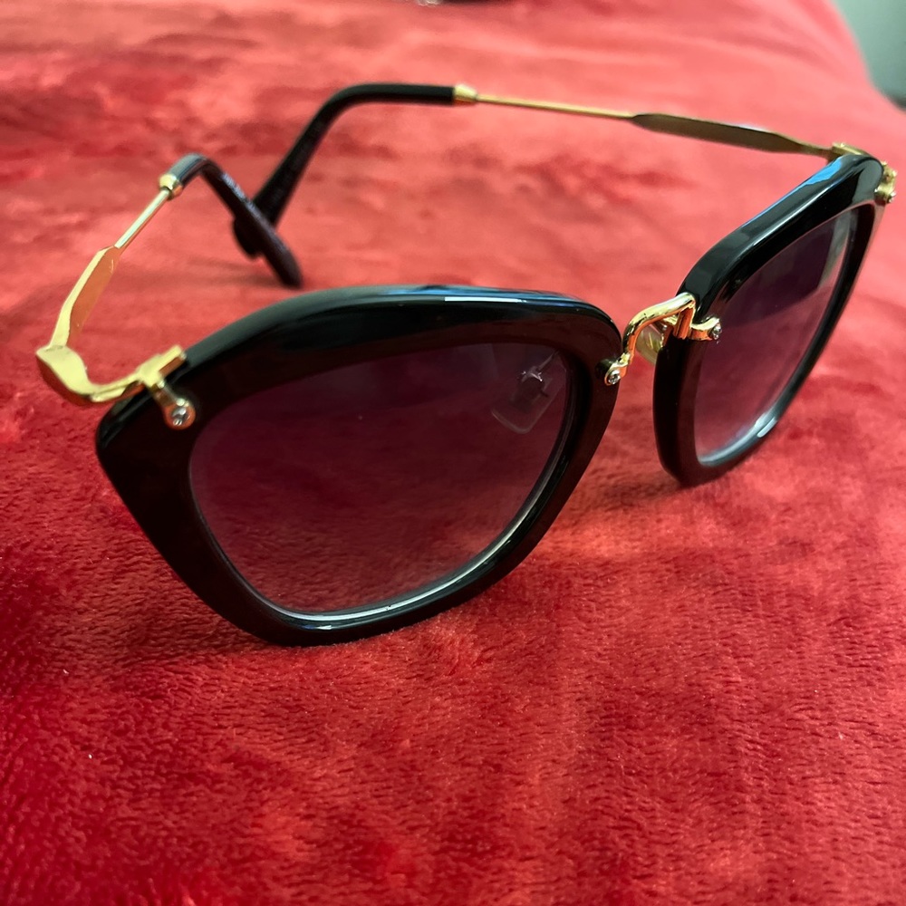 Cat Eye Sunglasses With Golden Frame - Picture 3 of 7